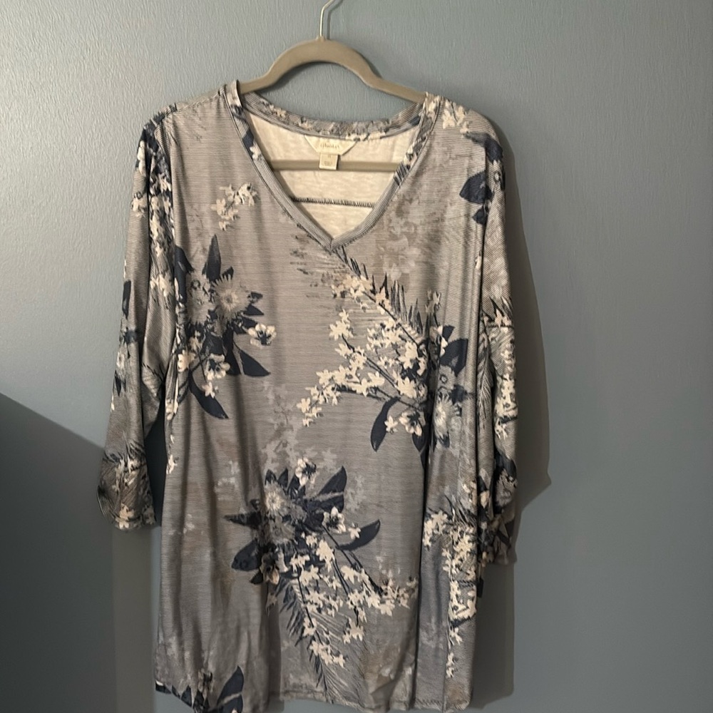 CJ Banks 3/4 sleeve tunic. Blue print V-neck 3X